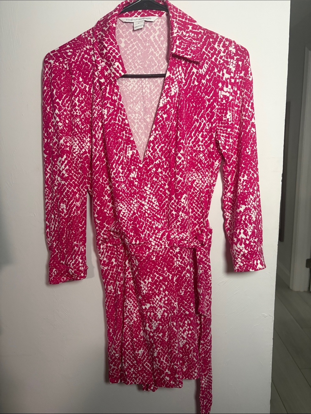 Diane Von Furstenberg Pink & White Printed Wrap style romper shorts size 4